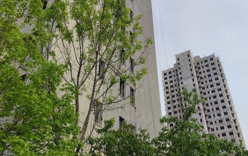 社区采用米白色外立面时尚大气挺拔线条流畅尤其适合年轻人居住