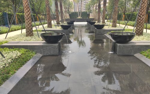 小区中心景观喷水池小区内清澈小溪