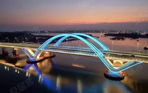 住在碧桂园凤凰湾晚上可欣赏清福港大桥的灯光秀.推开窗即享美景.