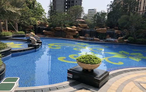 小区内配下沉泳池叠水瀑布