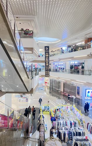 项目周边的商场山钢合润旭辉里