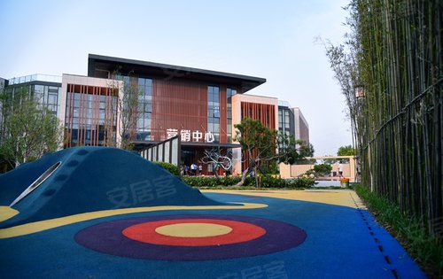 荣盛锦绣外滩售楼处前广场重妆升级