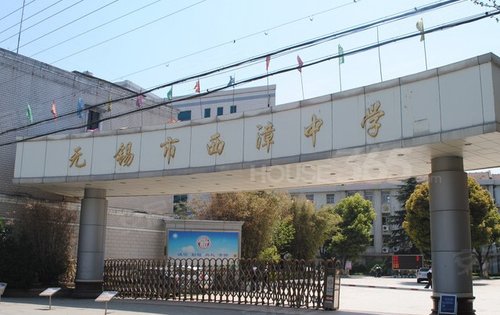 距离小区往东三个红绿灯路口,南师大惠山实验中学