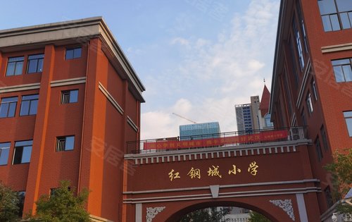 融创临江府附近的红钢城小学.