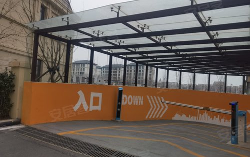 富力新城车库入库小区门口