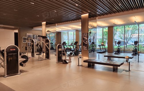 小区配备2000平米的健身会所包含健身器材拳击台瑜伽房游泳馆会客休息