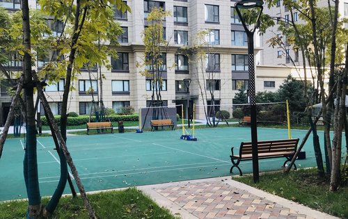 观澜国际动态:小区羽毛球场,塑胶跑道,业主随时都可以健身休闲!
