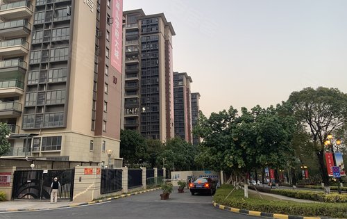 普宁星河明珠湾动态:二期顶复,两梯两户215平,楼下即是人行出入口