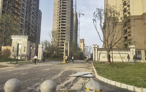 郑东恒大滨河悦府动态:滨河悦府二期大门-开封安居客