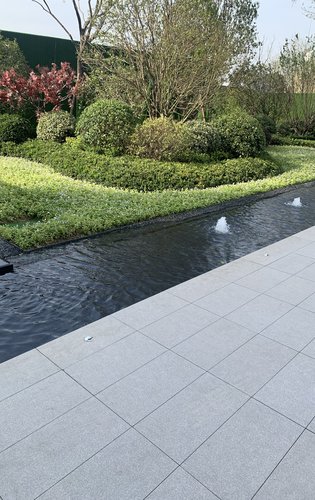 小区镜面水系和五重立体景观