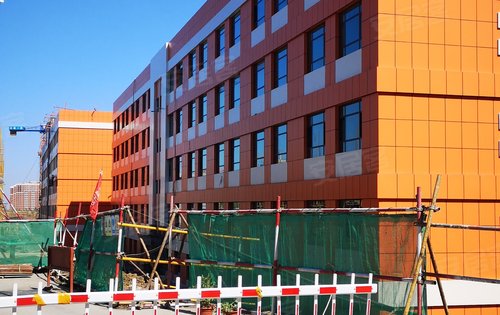 阳光锦程动态:学校外墙玻璃安转完成-乌鲁木齐安居客