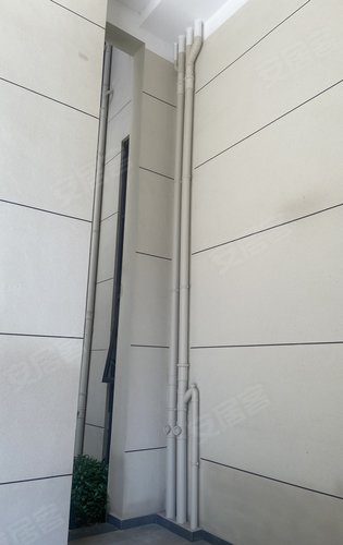 设计,与楼上的住户不共用排水管,同时在排水管外面设计有排水溢流口