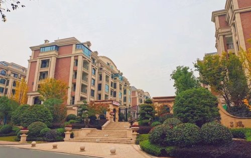 琨御府二期洋房,有一楼带院户型,楼间距宽采光充足,五重景观错落有致.