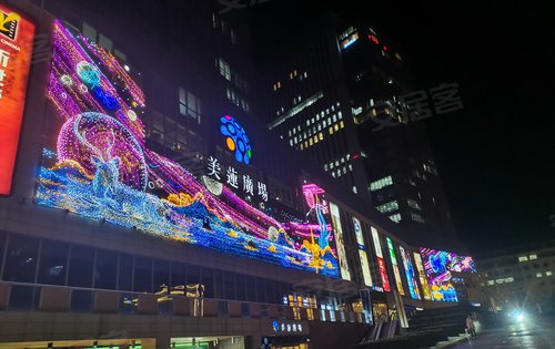 实拍项目北侧美莲广场夜景,晚上散步逛街非常舒适-济南安居客