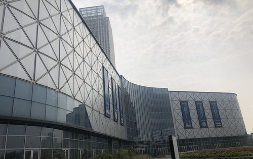 项目旁新阳广场待开业