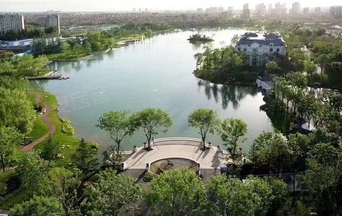 bkbm郑州孔雀城项目位于郑州市的南龙湖,众所周知孔雀城项目只做郊区