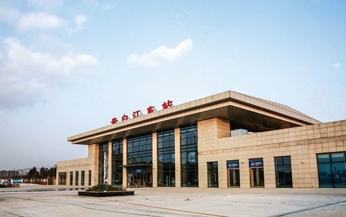 青白江东站,位于四川省成都市青白江区同华大道西延线与108国道交叉