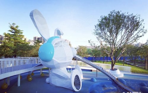 家门口儿童主题公园里的网红兔小朋友的最爱