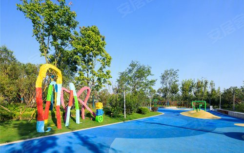 宝贝向伙伴炫耀说走带你去我家玩儿楼下就是童趣园郑州华侨城