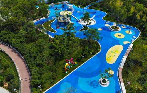 宝贝向伙伴炫耀说走带你去我家玩儿楼下就是童趣园郑州华侨城