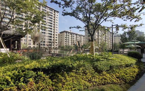 紫薇公馆小区环境即将交房大家拭目以待吧