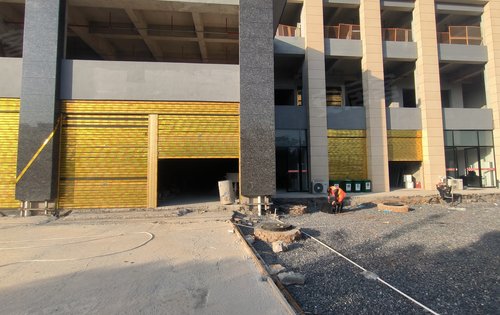 友阿天汇动态:临街商铺门口的广场路快铺完啦~外墙基本上做完了,只剩