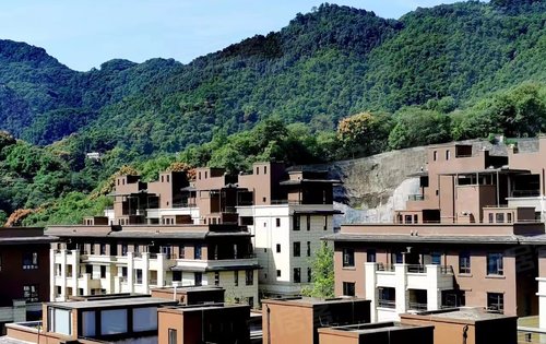 歌乐山脚下的俊峰山万里,拥有天然氧吧,空气质量非常好.