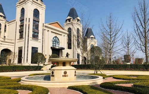 新鸥鹏教育小镇大门