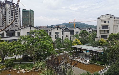 中海云麓九里云樾台动态:开窗可见绿,出门可踏青,鸟语花香,四季如春.