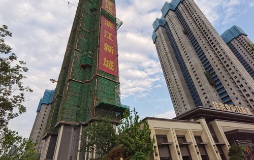 佳兆业滨江新城售楼部实拍一号楼二号楼已经封顶目前项目推出92平96平