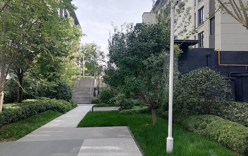 陕建·汉悦府动态:小区楼体新中式外立面,深褐和浅黄搭配更显自然大气,园区水系和绿植交相辉映,错落有...-汉中安居客