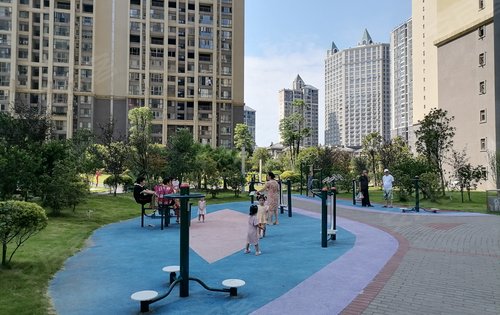 广场动态:小区人车分流,公园式花园,配有儿童游乐场所,凉亭,休闲天地