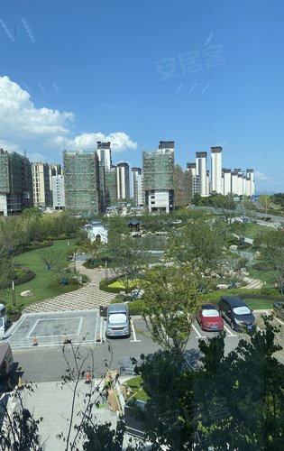 炎炎夏日,金义宝龙广场的工程进度也如火如荼,东区小高层全部结顶