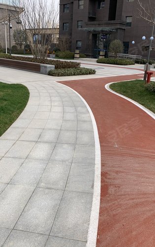 鑫苑又一程二期佳境小区步道实景呈现石材塑胶跑道组合