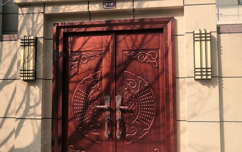 古铜色的合院大门