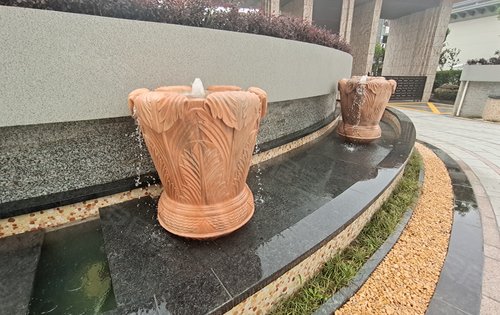 小区大门口喷泉水景已做好欢迎实地参观