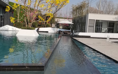 售楼部门口清澈的水系