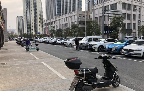 小區馬路邊路面停車位展示