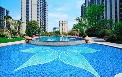 小区设有宝蓝色中央景观水池,可供参考