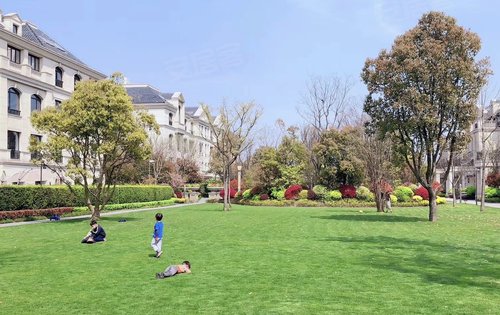 华府天地·愉园动态:小区大草坪以及外立面-上海安居客