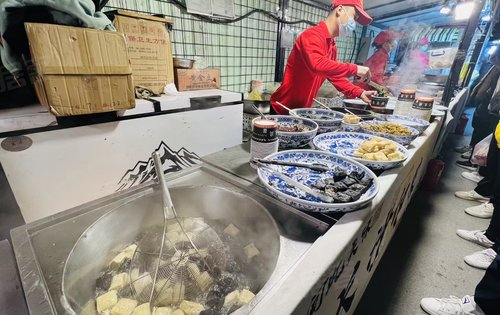泗泾古镇美食一条街非常热闹