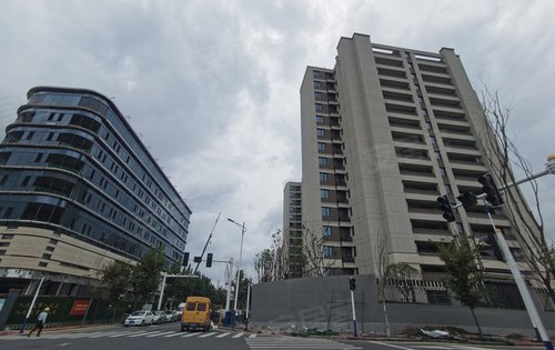 龙湖兴邦·揽境动态:小区一街之隔的凤凰广场,出门就可以吃喝玩乐购-南京安居客