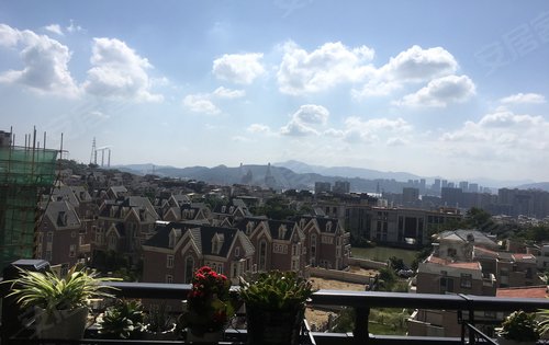 周日下午1400的样板房7楼实景视野非常好临湖看江景色宜人