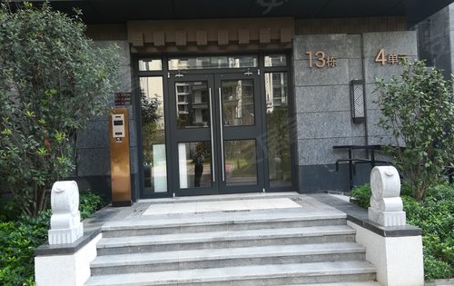 武汉军运村实景拍摄单元入户门电淋浴器湖景