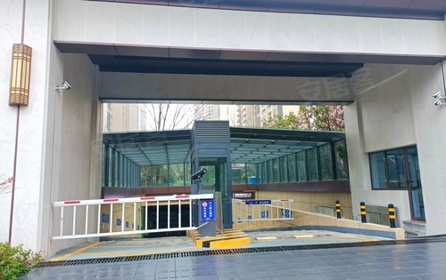 二期春江郦城项目的大门和附近停车场