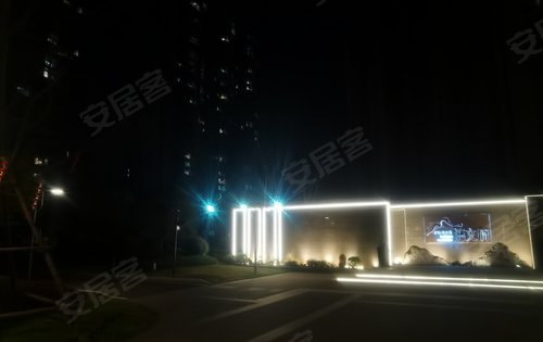 培文府小區夜景實拍目前還有少量毛坯房源在售歡迎微聊諮詢