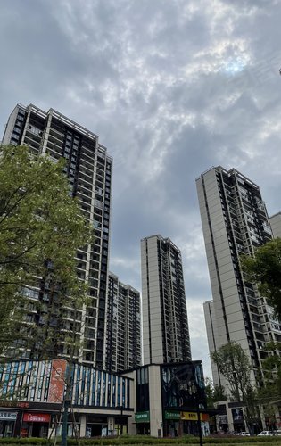 长沙融创城动态:融创城一期小区已经交房,外墙采用现代风格外立面