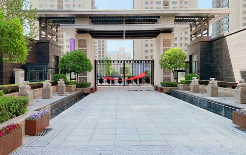 小区正门口,南大门实景