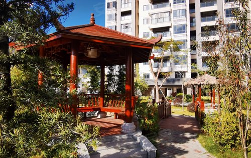 凤凰新城小区园林一角