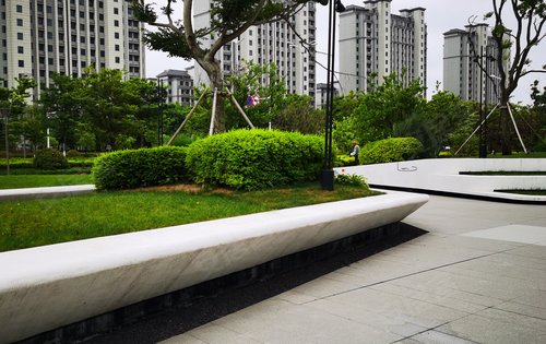 绿树成荫风景不错阿玛尼51度灰色调奠定了时尚